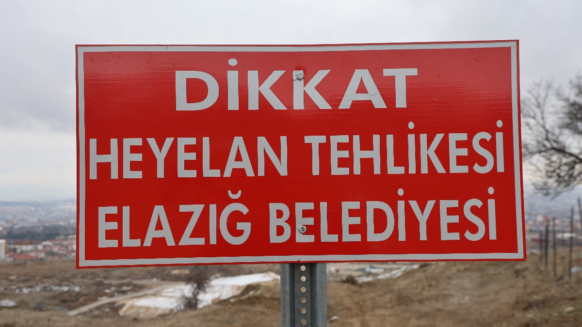 Elazığ’da 35 kabrin bulunduğu mezarlıkta heyelan: Cenazeler taşındı