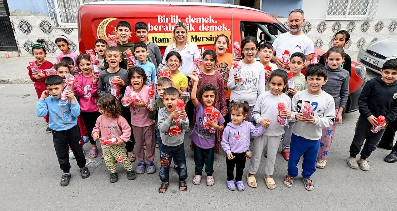 Mersin Büyükşehir Belediyesi bayramda 60 bin çocuğu güldürdü