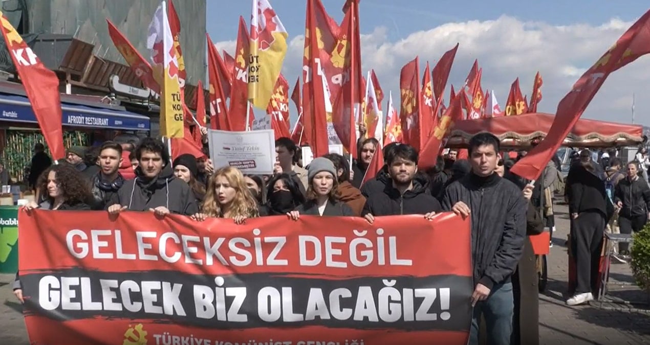Galata Köprüsü’ne yürümek isteyen öğrencilere polis müdahalesi